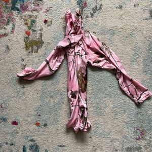 Super cute long sleeve camo top! Super form fitting! I love all the details!!